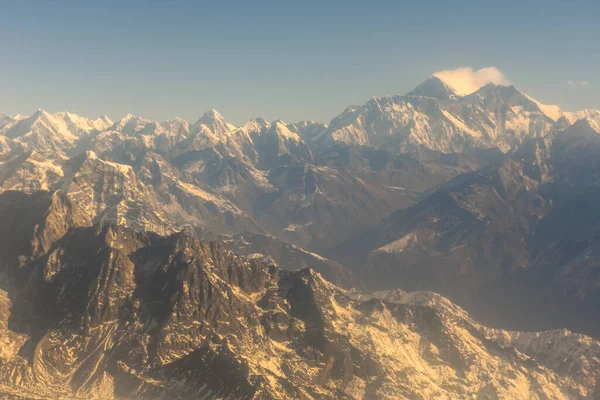 Crinale dell'Himalaya con vista aerea dell'Everest dal Nepal countr — Foto Stock