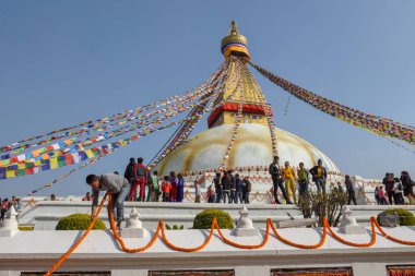 Nepal 'de Katmandu' da Bodhnath 'ın önünde yürüyen insanlar.