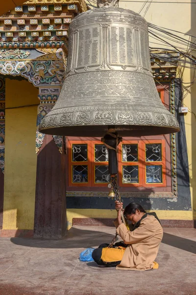 Буддистский верующий в медитацию под колоколом — стоковое фото