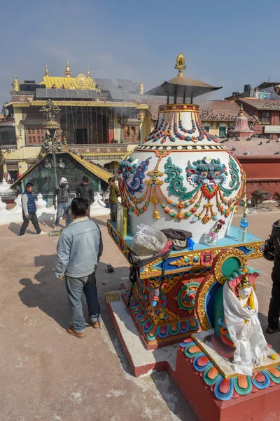 Gente caminando frente a la estupa de Bodhnath en Katmandú en Nepal — Foto de Stock