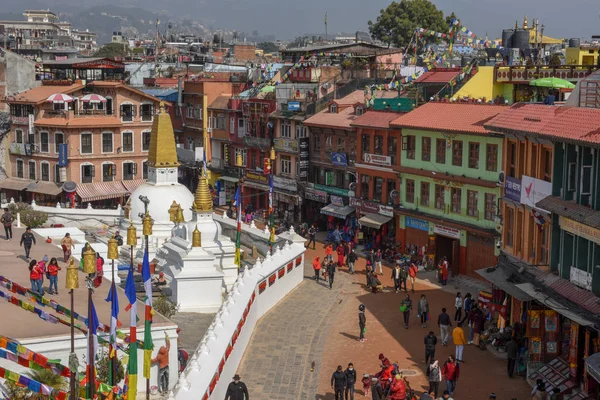 Pessoas andando na frente de Bodhnath stupa em Kathmandu no Nepal — Fotografia de Stock