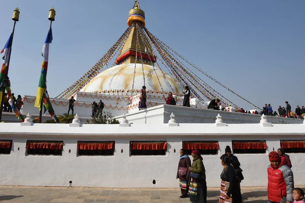 Ludzie idący przed Bodhnath stupa w Katmandu na Nepalu — Zdjęcie stockowe