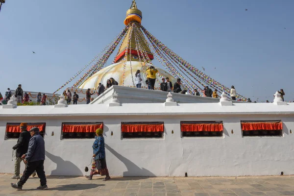 Ludzie idący przed Bodhnath stupa w Katmandu na Nepalu — Zdjęcie stockowe