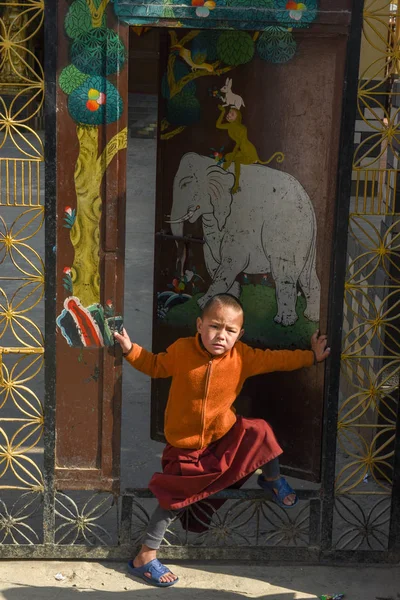 尼泊尔Bodhnath佛教修道院的年轻僧人 — 图库照片