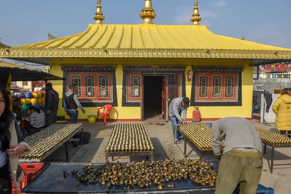 Люди, которые готовят свечи в Бодхнарском монастыре на Непале — стоковое фото