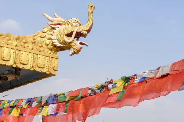Dekorációk és zászlók Bodhnarh kolostor Nepálban — Stock Fotó