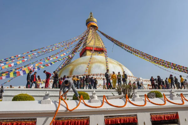 Ludzie idący przed Bodhnath stupa w Katmandu na Nepalu — Zdjęcie stockowe