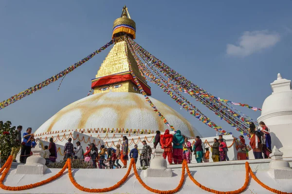 People walking in front of Bodhnath stupa at Kathmandu on Nepal — Stock Photo, Image