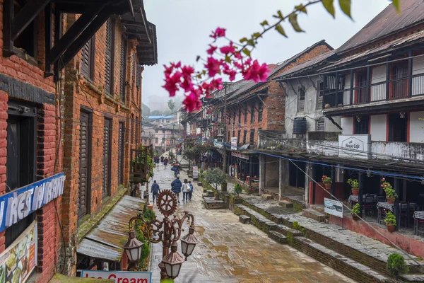 La zona peatonal en el centro del pueblo de Bandipur en Nepal —  Fotos de Stock