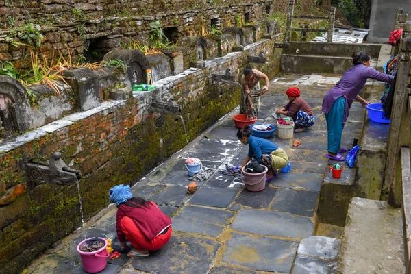 Kobiety prające ubrania przy fontannie wioski Bandipur na Nep — Zdjęcie stockowe
