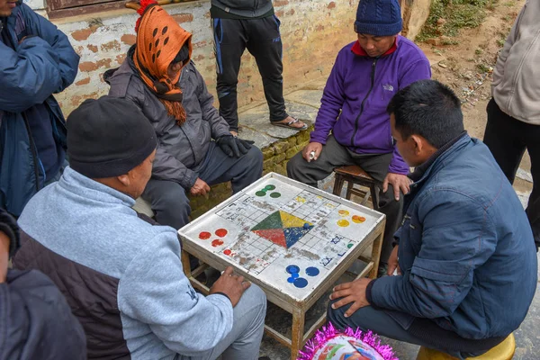 People playing a board game at Bandipur village on Nepal — 图库照片