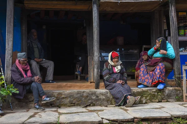 People at the pedestrian zone in the center of Bandipur village — Stock Photo, Image