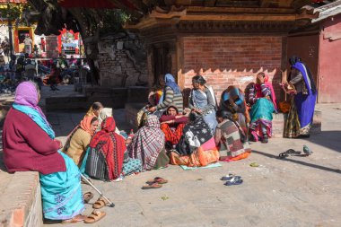 Nepal 'de Katmandu' daki Durban Meydanı 'ndaki bir tapınakta bir kadın.