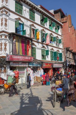 Katmandu, Nepal 'deki Durban Meydanı' ndaki bir dükkanın önündeki insanlar.