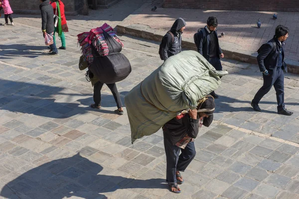 在Kat的德班广场，人们扛着货物 — 图库照片
