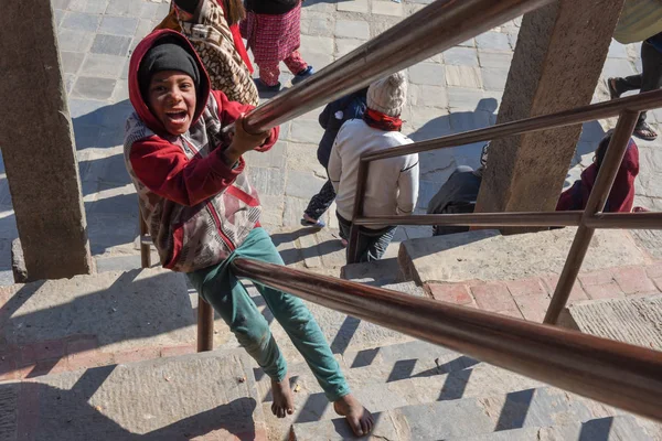 Niño jugando en las escaleras de un templo en la plaza Durban en Kathmand — Foto de Stock