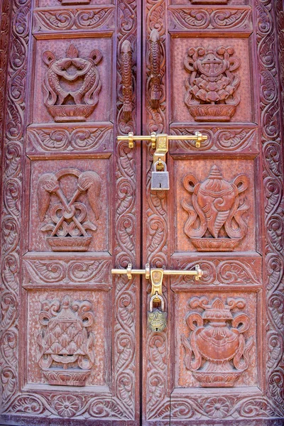 Porta de um templo na praça Durban em Katmandu, Nepal — Fotografia de Stock