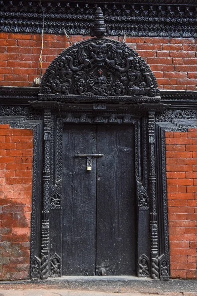 Drzwi świątyni na placu Durban w Katmandu, Nepal — Zdjęcie stockowe