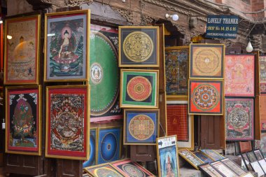 Katmandu, Nepal - 8 Ocak 2020: Katmandu, Nepal 'de geleneksel Nepal mantra resimleri