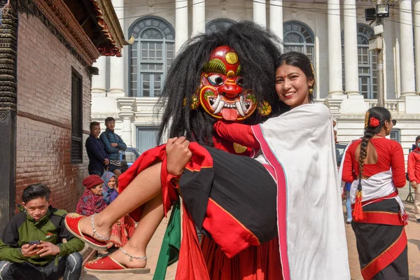 Kathmandu Nepal Fevereiro 2020 Mulher Com Uma Máscara Tradicional Praça — Fotografia de Stock