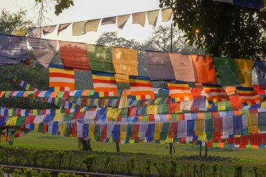 Maya Devi tapınağında, Lumbini, Nepal 'de Buda' nın doğduğu yerde dua bayrağı.