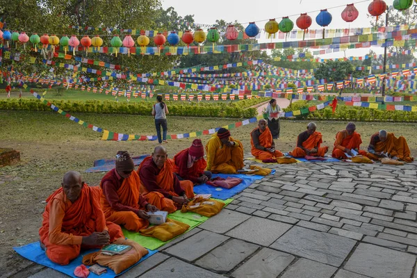 Lumbini Nepal January 2020 Monks Praying Maya Devi Temple Birth — Stockfoto