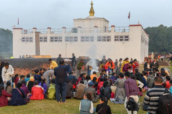 Lumbini Nepal Enero 2020 Personas Rezando Lugar Nacimiento Del Templo —  Fotos de Stock