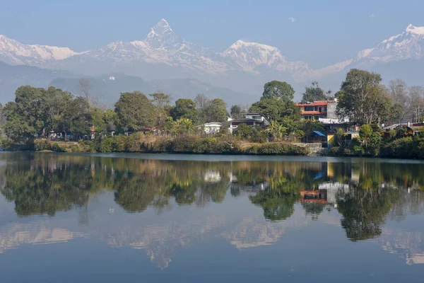 从尼泊尔Pokhara的Phewa湖看到的Machapuchare和Annapurna山脉 — 图库照片