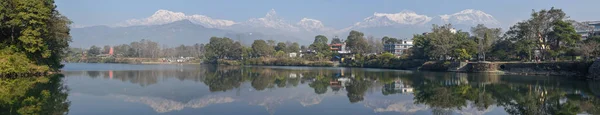 ネパールのポカラにあるプエワ湖から見たマチャプチャレとアナプルナの範囲 — ストック写真