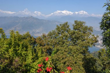 Nepal 'deki Pokhara üzerinde Himalaya dağlarına bakın.