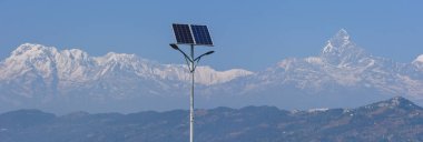 Nepal 'deki Pokhara üzerinde Himalaya dağlarına bakın.