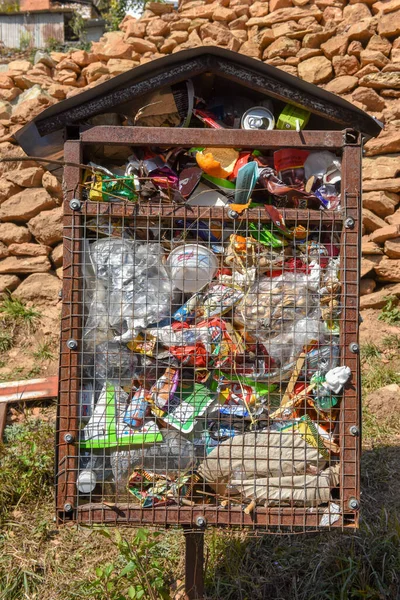 Überfüllte Mülltonnen — Stockfoto