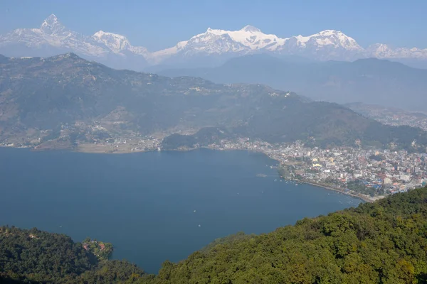 关于Pokhara市 Phewa湖和尼泊尔喜马拉雅山脉的景观 — 图库照片