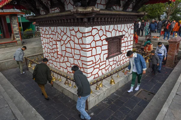 Pokhara Nepal Enero 2020 Personas Tocando Las Campanas Oración Templo — Foto de Stock