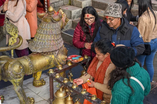 Pokhara Nepal Januar 2020 Menschen Berühren Die Gebetsglocken Eines Tempels — Stockfoto