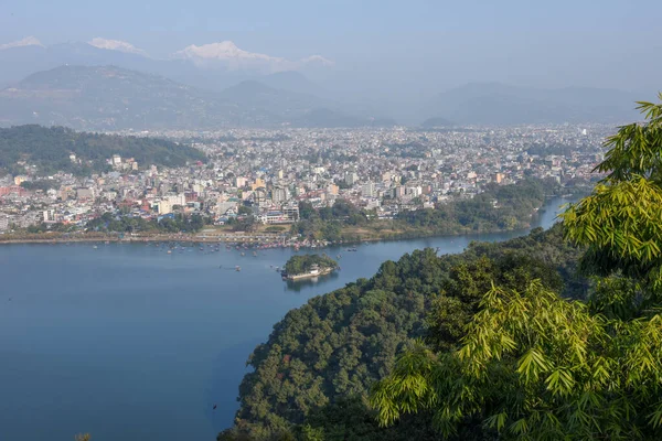 关于Pokhara市 Phewa湖和尼泊尔喜马拉雅山脉的景观 — 图库照片