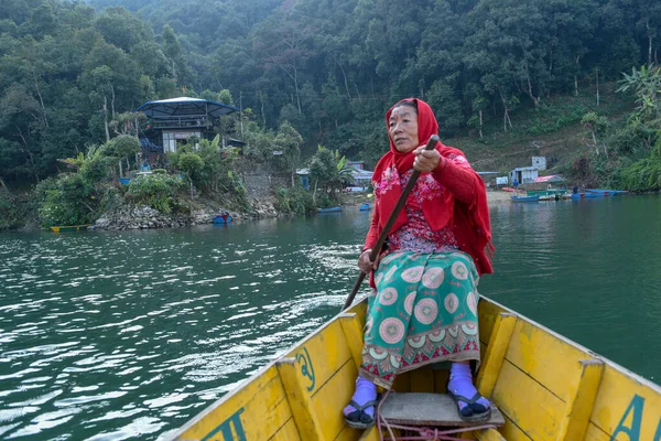 Pokhara Nepal Januari 2020 Kvinna Som Rör Sig Kanot Sjön — Stockfoto