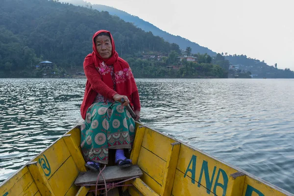 Pokhara Nepal Januari 2020 Kvinna Som Rör Sig Kanot Sjön — Stockfoto