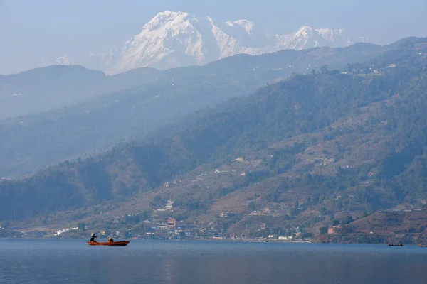 Pokhara Nepal Enero 2020 Personas Que Desplazan Una Canoa Lago — Foto de Stock