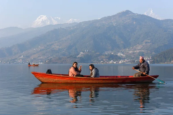 Pokhara Nepal January 2020 People Moving Canoe Lake Pokhara Nepal — Stock Photo, Image