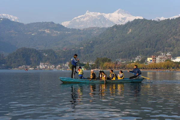 Pokhara Nepal January 2020 People Moving Canoe Lake Pokhara Nepal — Stock Photo, Image