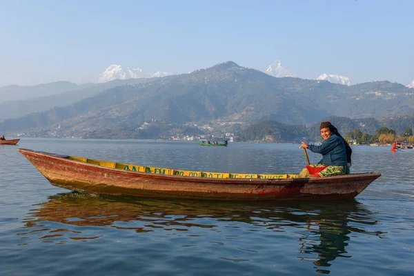 Pokhara Nepal Januari 2020 Mensen Een Kano Het Meer Van — Stockfoto