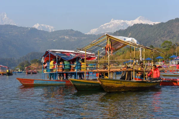 Pokhara Nepal Stycznia 2020 Osoby Poruszające Się Kajaku Jeziorze Pokhara — Zdjęcie stockowe