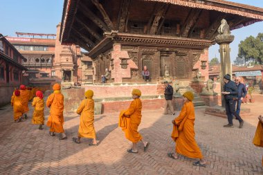Bhaktapur, Nepal - 28 Ocak 2020: Nepal 'deki Bhaktapur' da sabah sadakalarında yürüyen genç Budist rahipler