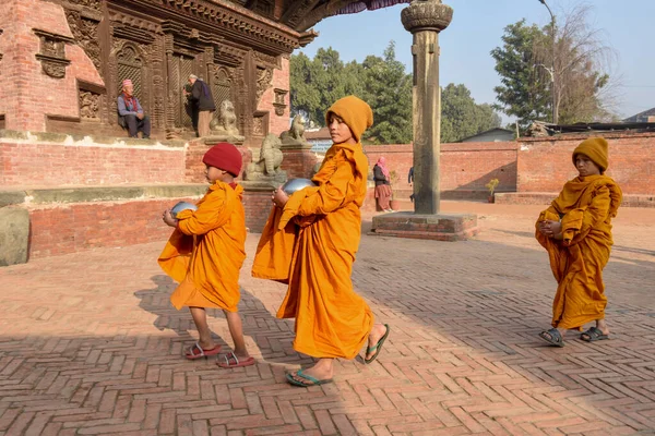 Бхактапур Непал Января 2020 Года Молодые Буддийские Монахи Идущие Утреннем — стоковое фото