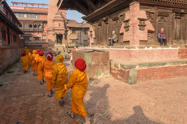 Bhaktapur Nepal Ianuarie 2020 Tinerii Călugări Budiști Care Merg Pomană — Fotografie, imagine de stoc