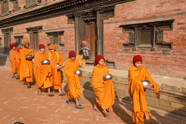 Bhaktapur Nepál 2020 Január Fiatal Buddhista Szerzetesek Sétálnak Nepáli Bhaktapur — Stock Fotó