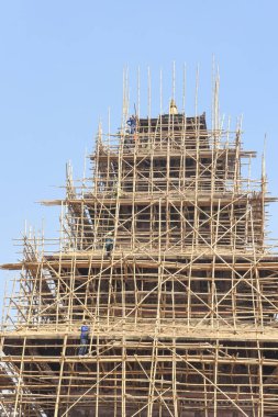 Bhaktapur, Nepal - 27 Ocak 2020: Nepal 'deki Bhaktapur depreminden sonra insanlar bir tapınak inşa ediyorlar