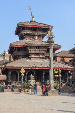 Bhaktapur, Nepal - 27 Ocak 2020: Nepal 'deki Bhaktapur Meydanı' nda yürüyen insanlar