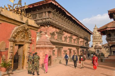Bhaktapur, Nepal - 27 Ocak 2020: Nepal 'deki Durban Meydanı' nda yürüyen insanlar